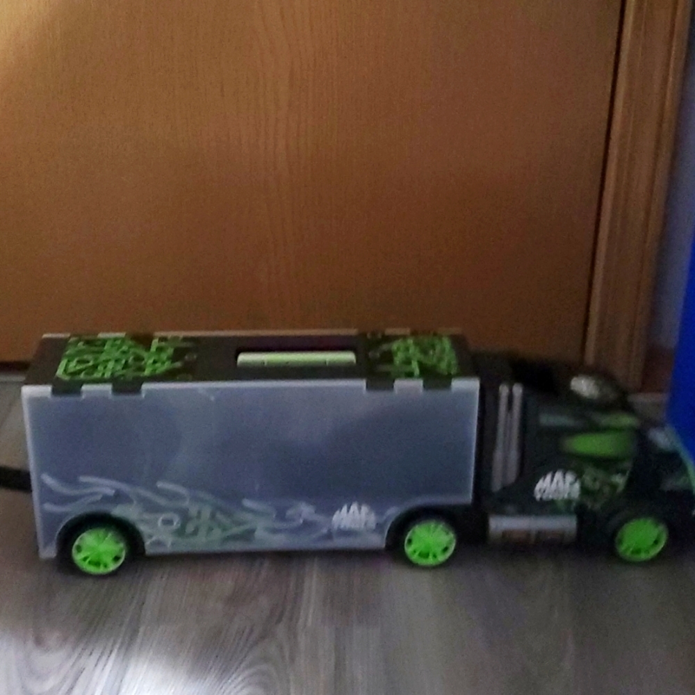 Hot wheel's car carrier